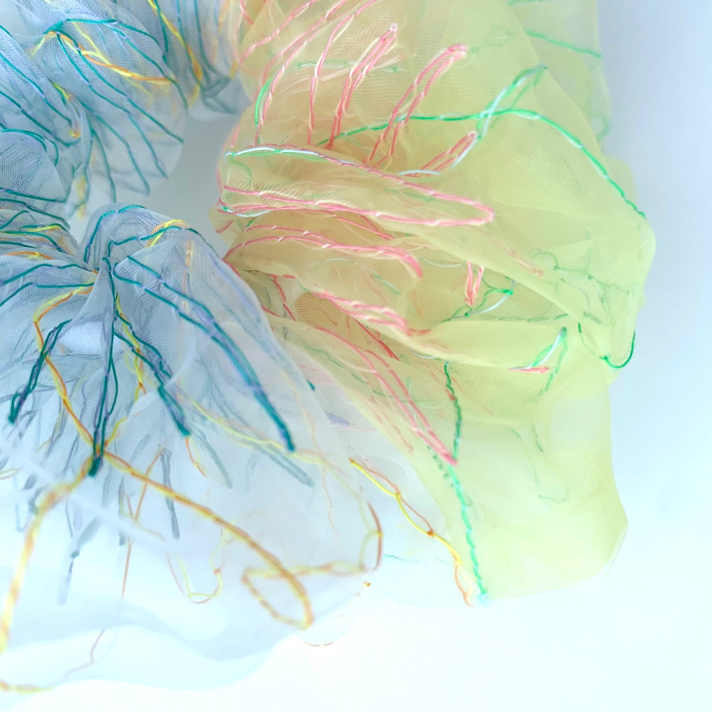 suimu(スイム)のボリューム感たっぷりのオーガンジーにミシン刺繍した透明感と浮遊感のあるヘアアクセサリー 人気のバイカラーシュシュ 夏
