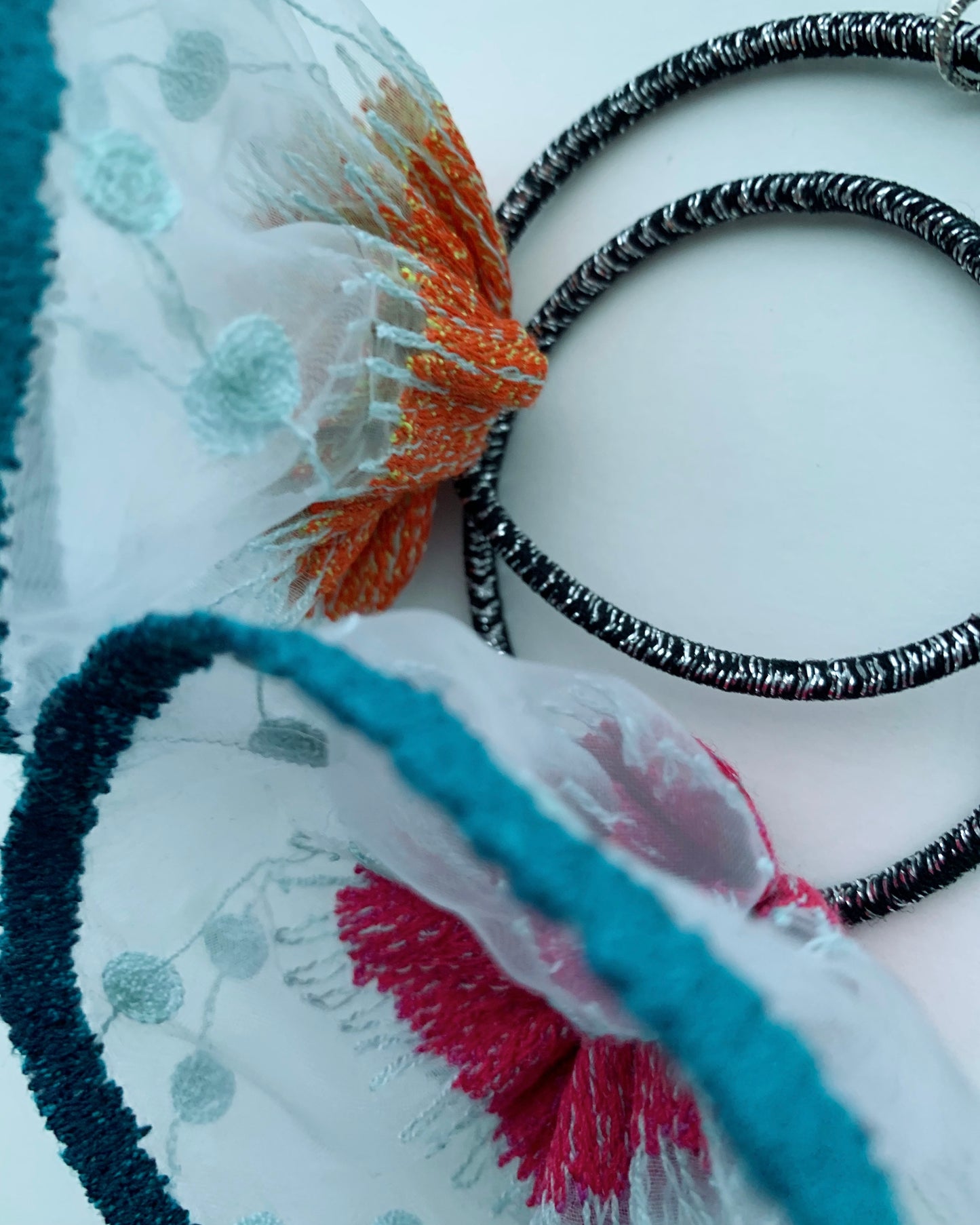 hair tie (snow scene orange)