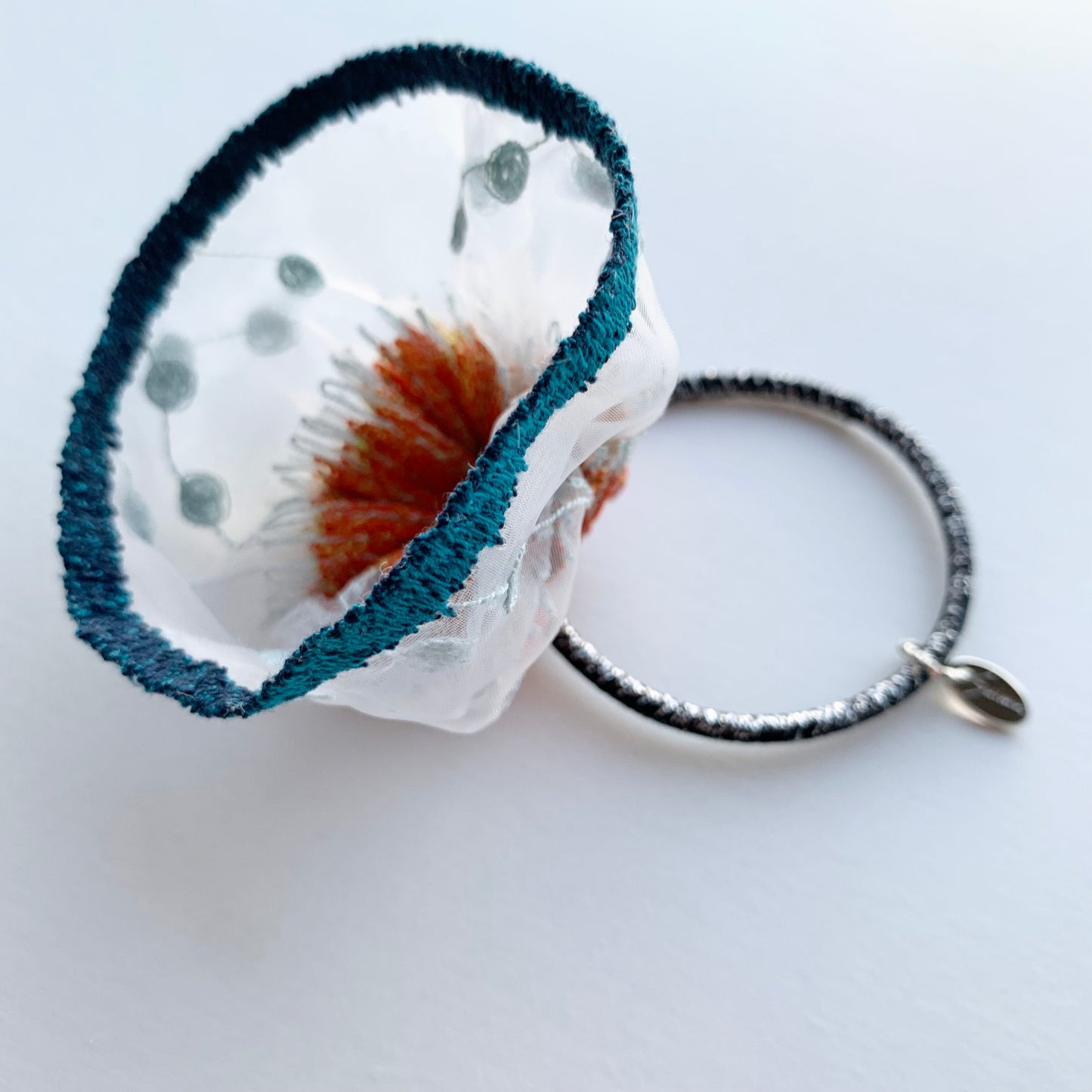 hair tie (snow scene orange)