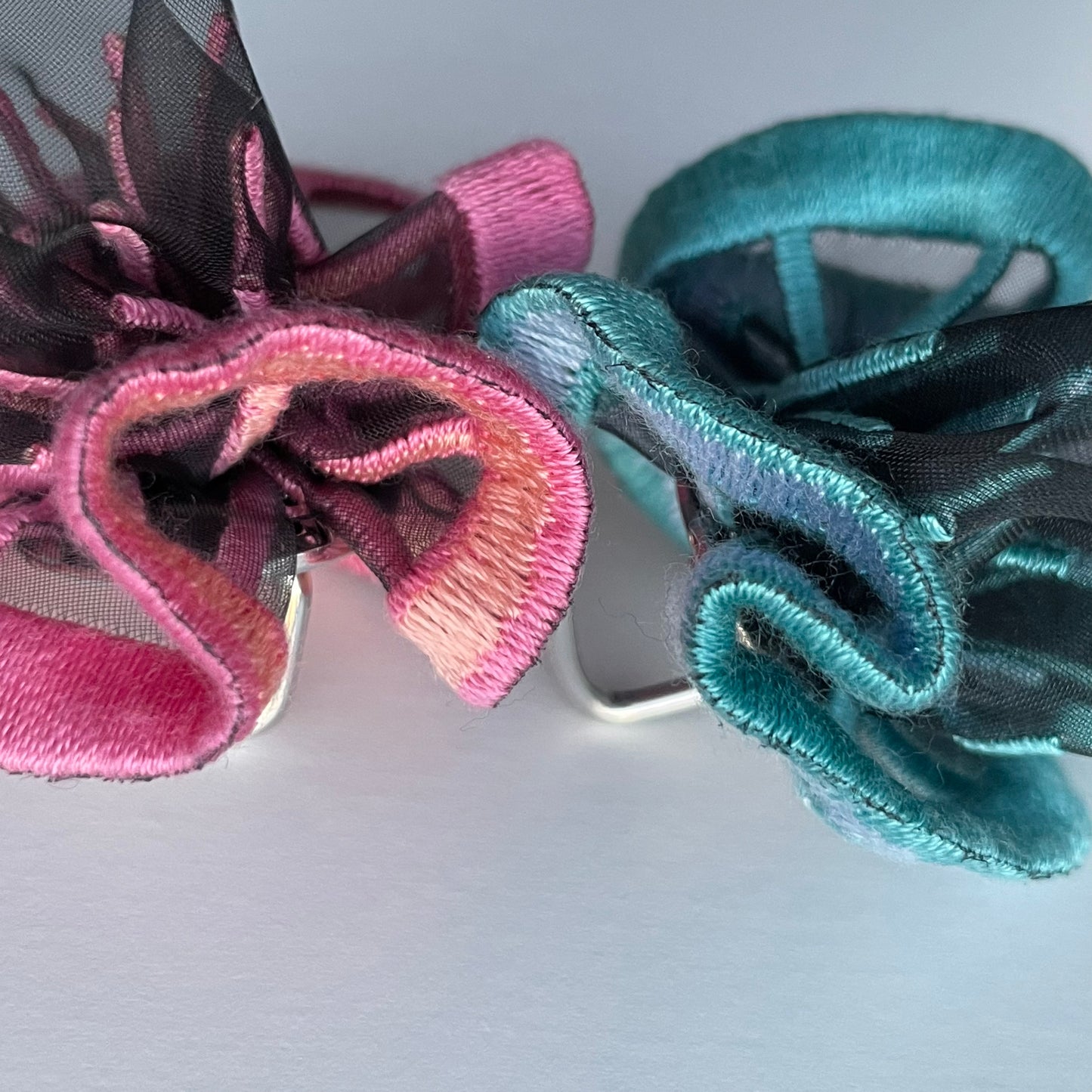 pony hook black (green blue)