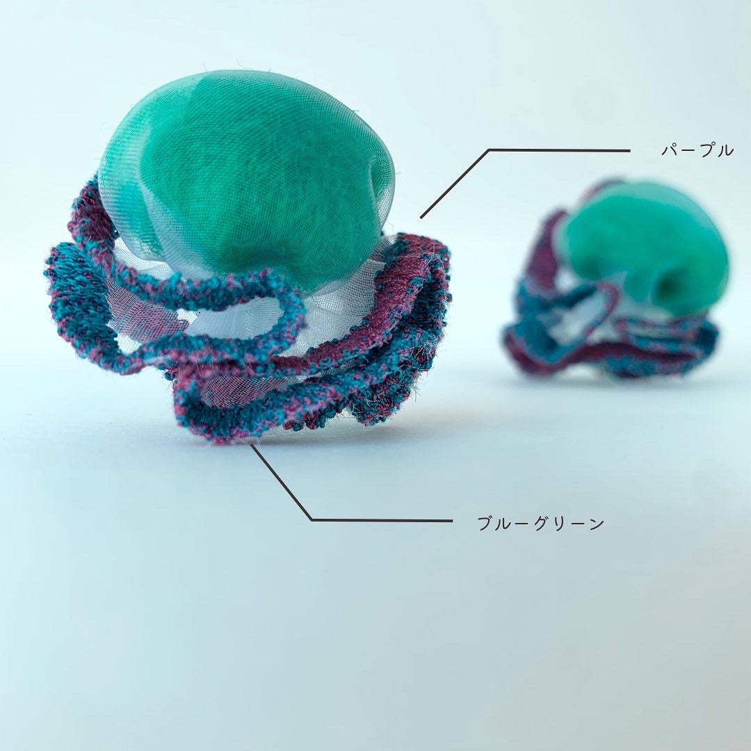 suimu(スイム)のオーガンジーにミシン刺繍した透明感と浮遊感のあるシュシュに羊毛を入れて色味とボリュームを出しています。 個性的 お洒落 オシャレ おしゃれ