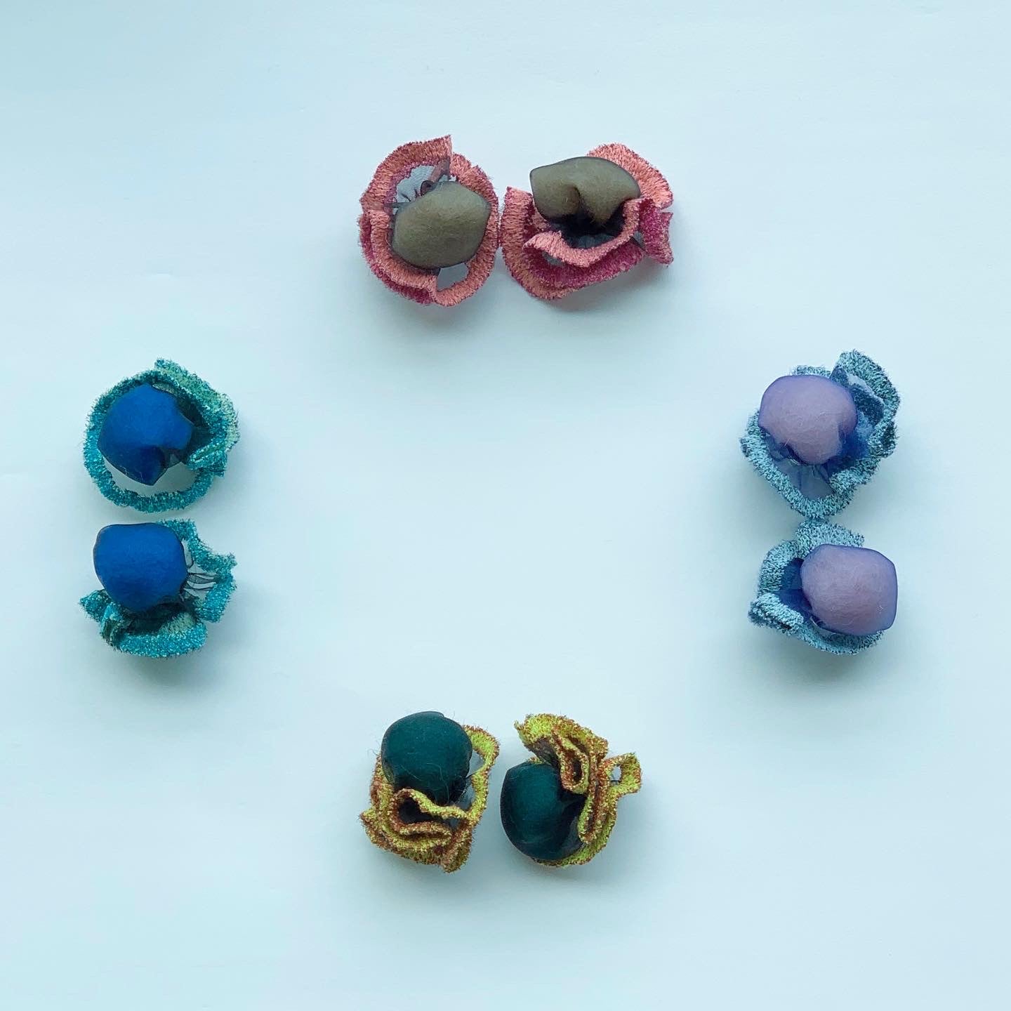 suimu(スイム)のオーガンジーにミシン刺繍した透明感と浮遊感のあるシュシュに羊毛を入れて色味とボリュームを出しています。 個性的 お洒落 オシャレ おしゃれ