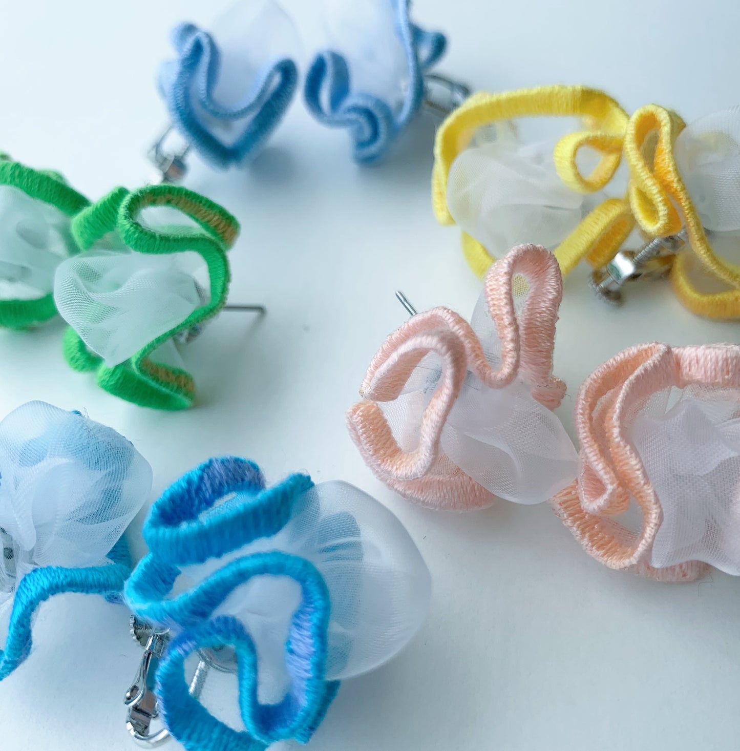 suimu(スイム)のオーガンジーにミシン刺繍した透明感と浮遊感のあるアクセサリー 小さめピアス、イヤリング 個性的 お洒落 オシャレ おしゃれ