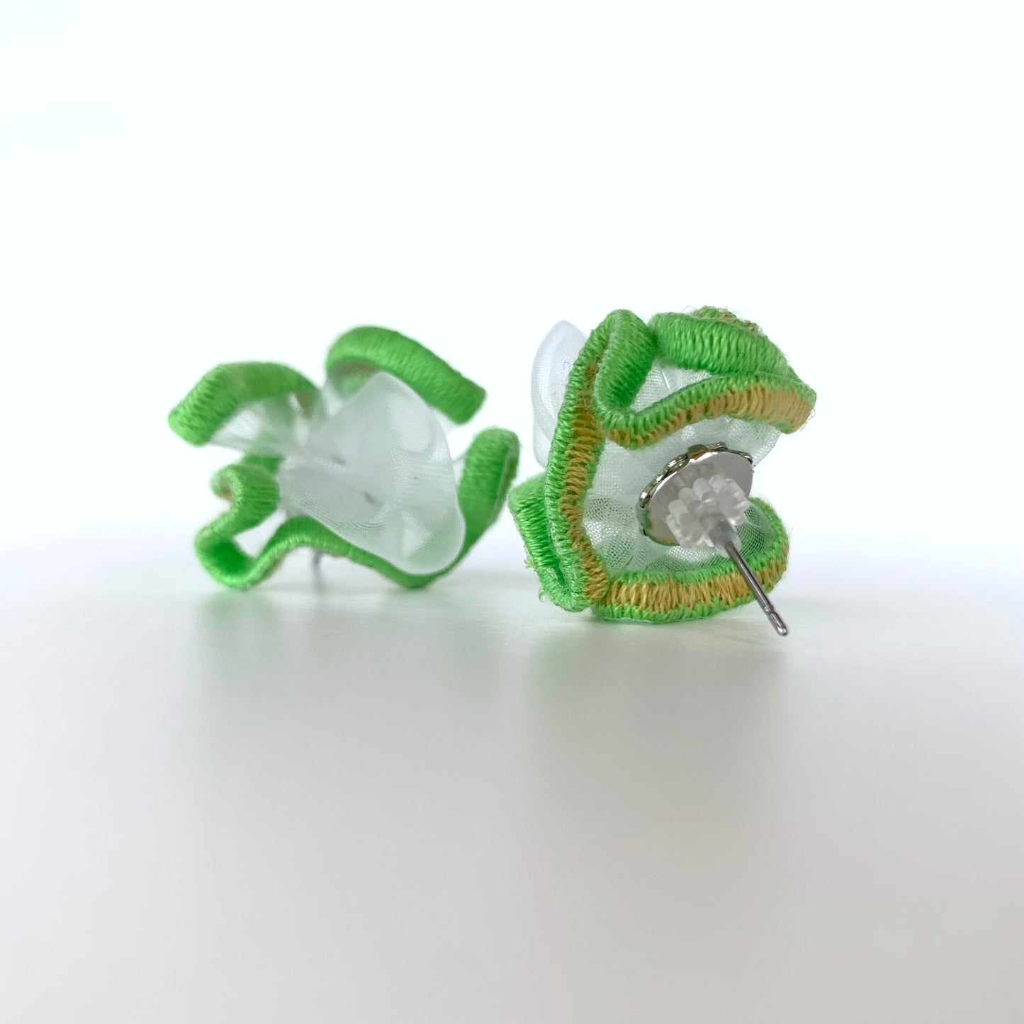 suimu(スイム)のオーガンジーにミシン刺繍した透明感と浮遊感のあるアクセサリー 小さめピアス、イヤリング 個性的 お洒落 オシャレ おしゃれ