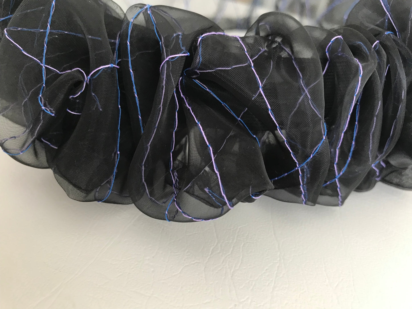suimu(スイム)のオーガンジーにミシン刺繍した透明感と浮遊感のあるヘアアクセサリー バックスタイルにボリュームをもってくるオリジナルヘアバンド 個性的 お洒落 オシャレ おしゃれ