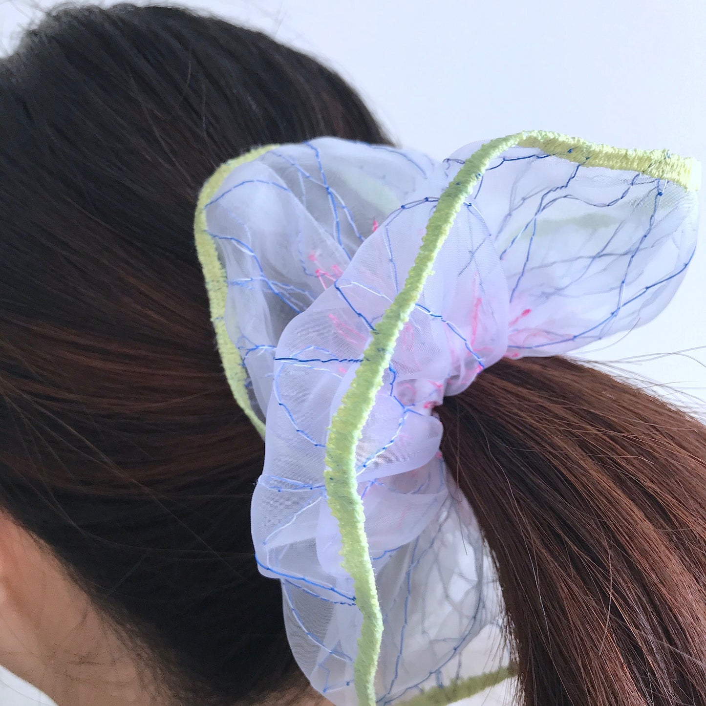 suimu(スイム)のオーガンジーにミシン刺繍した透明感と浮遊感のあるヘアアクセサリー シュシュ 夏 個性的 お洒落 オシャレ おしゃれ