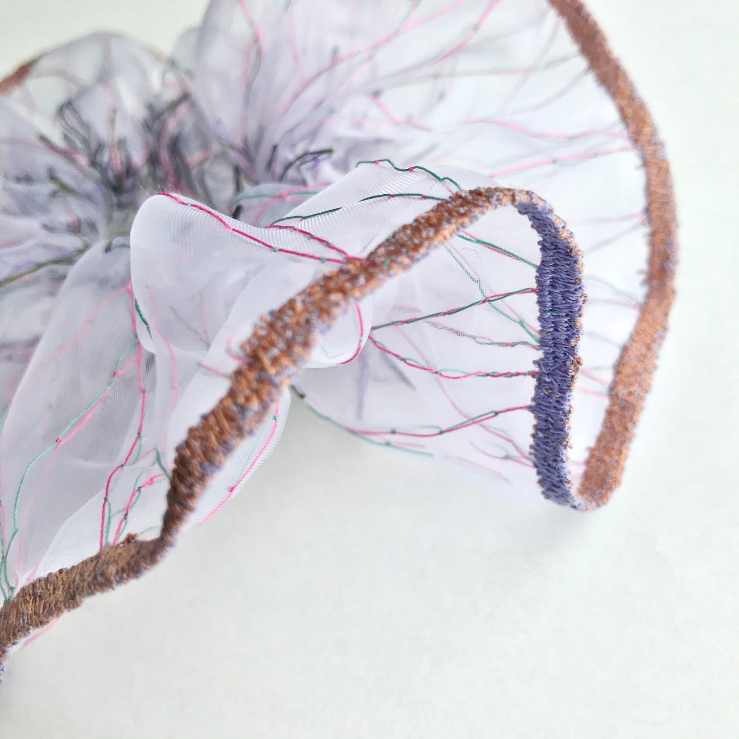 suimu(スイム)のオーガンジーにミシン刺繍した透明感と浮遊感のあるヘアアクセサリー シュシュ 夏 個性的 お洒落 オシャレ おしゃれ