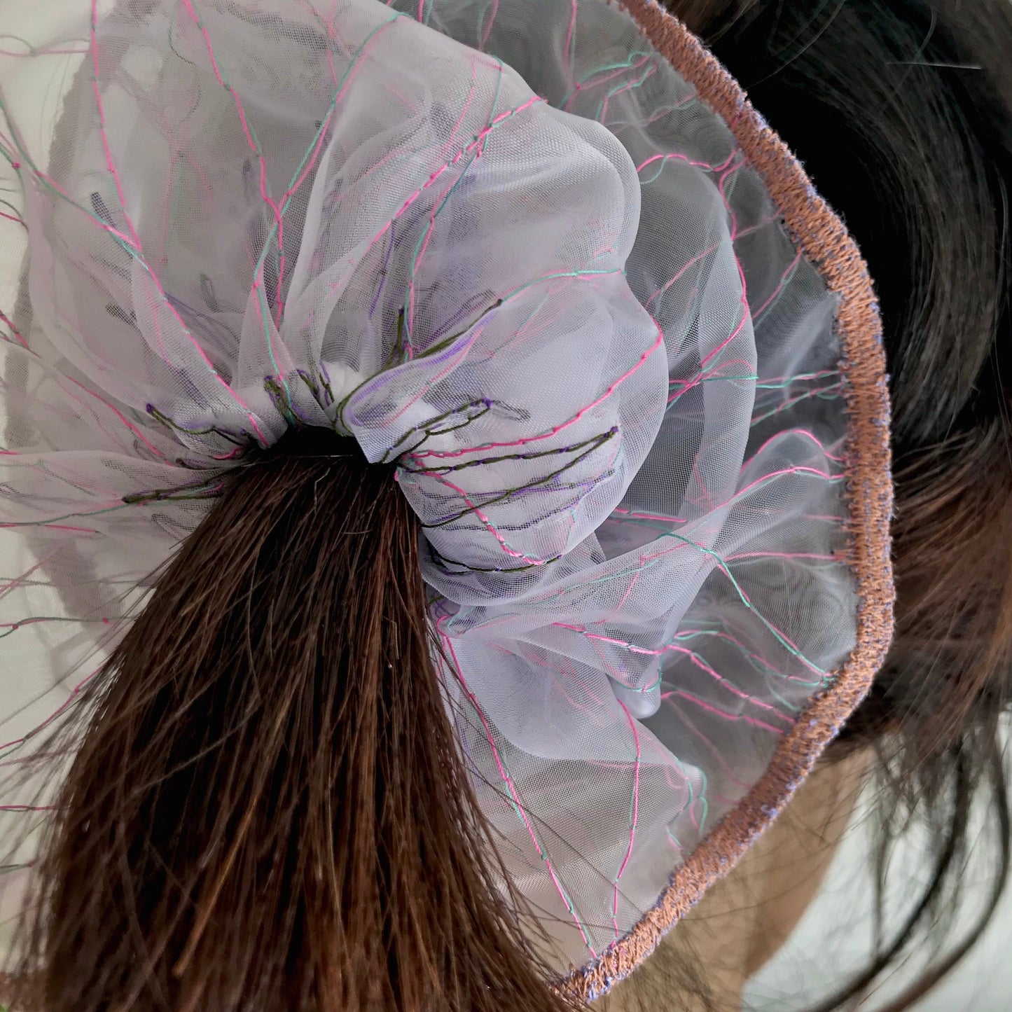 suimu(スイム)のオーガンジーにミシン刺繍した透明感と浮遊感のあるヘアアクセサリー シュシュ 夏 個性的 お洒落 オシャレ おしゃれ