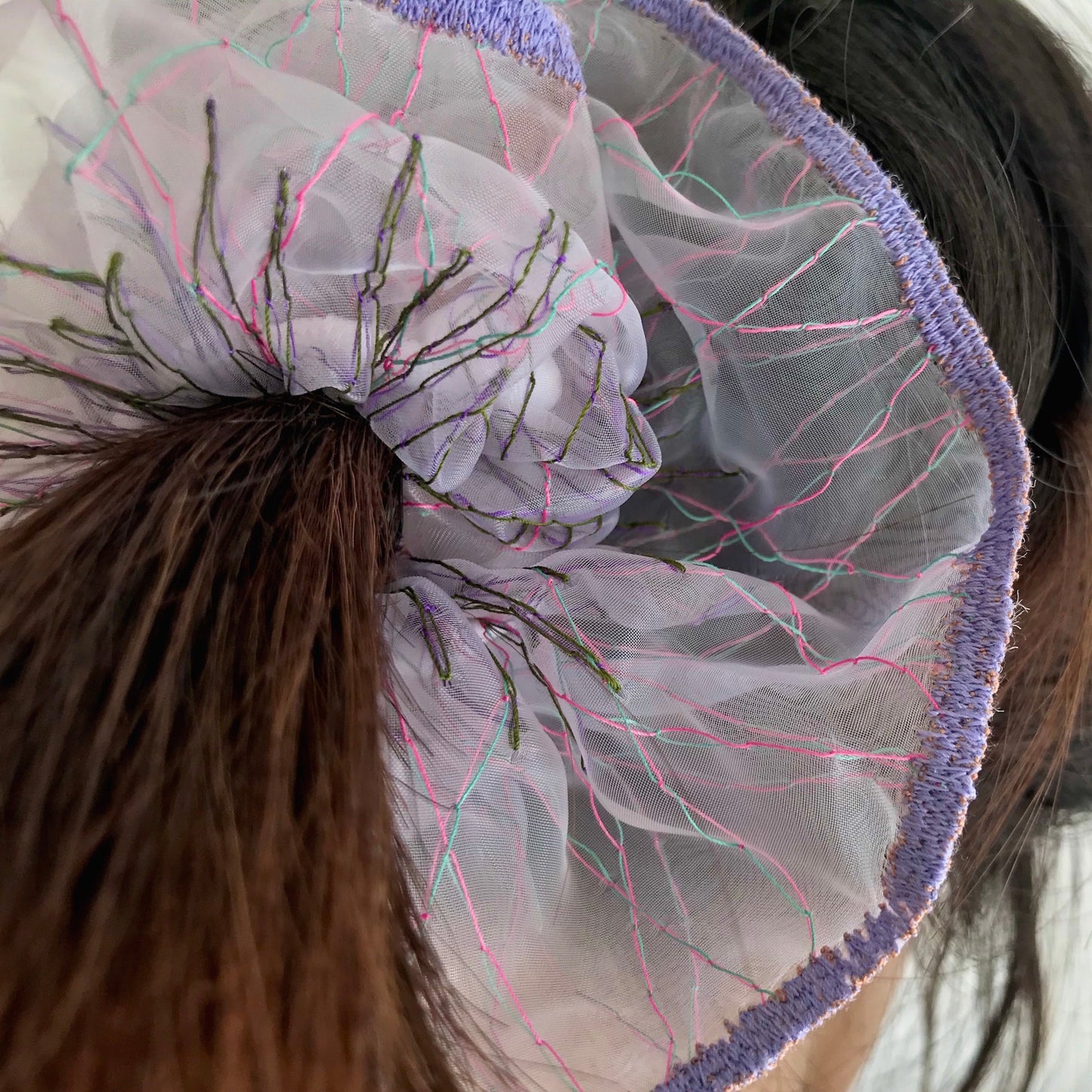 suimu(スイム)のオーガンジーにミシン刺繍した透明感と浮遊感のあるヘアアクセサリー シュシュ 夏 個性的 お洒落 オシャレ おしゃれ