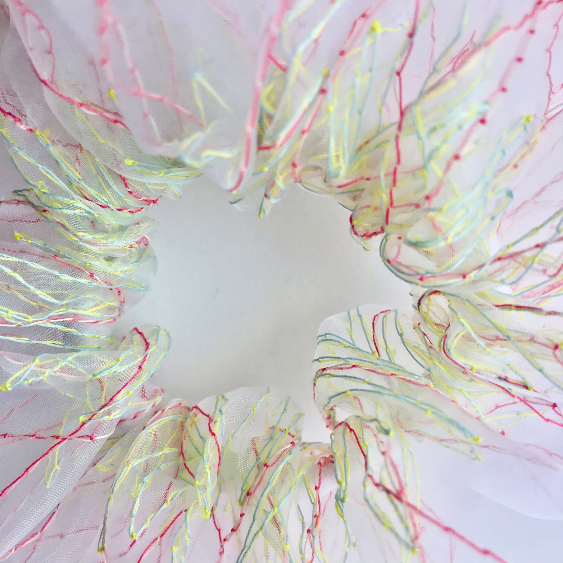 suimu(スイム)のオーガンジーにミシン刺繍した透明感と浮遊感のあるヘアアクセサリー　シュシュ　夏 個性的　お洒落　オシャレ　おしゃれ