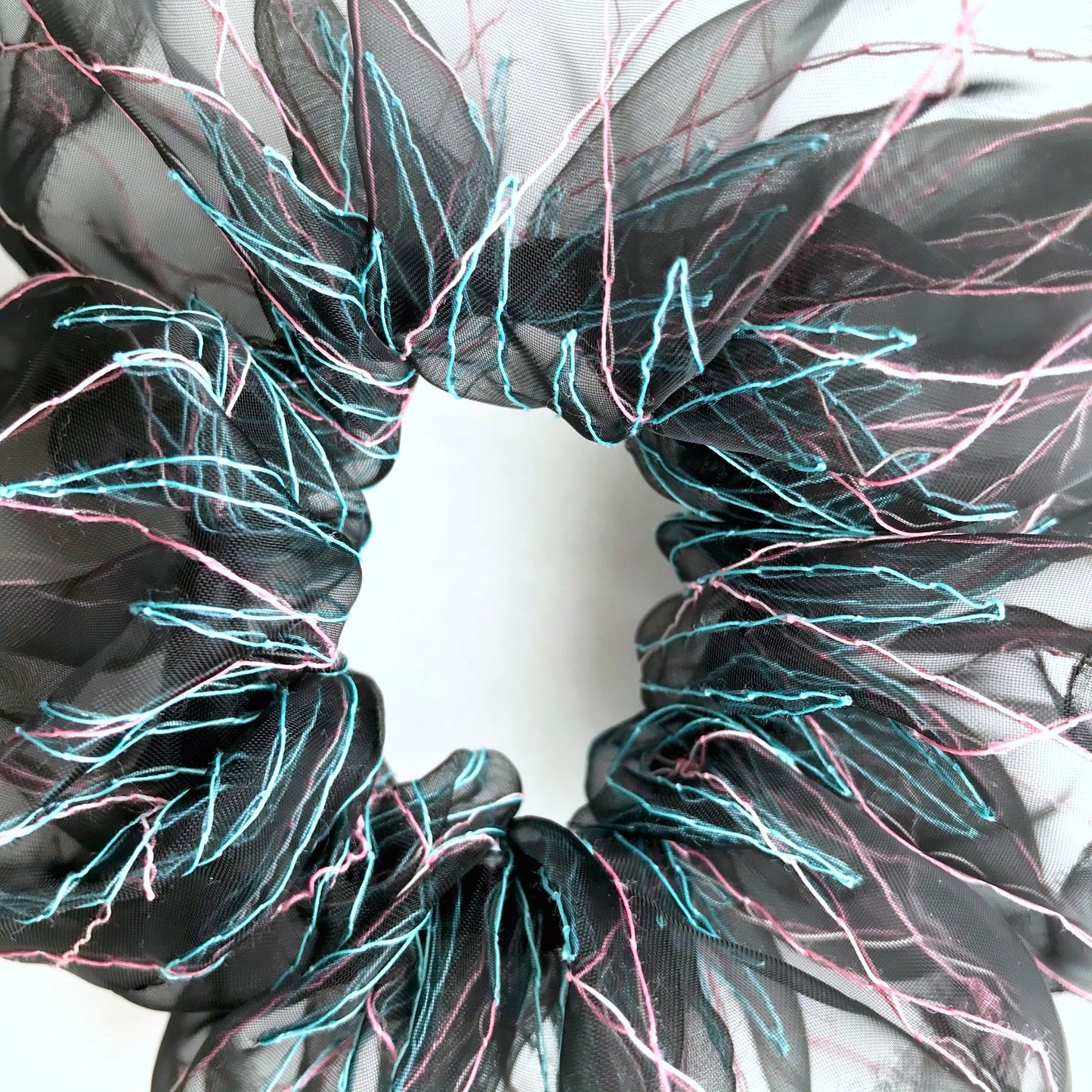 suimu(スイム)のベーシックタイプのオーガンジーにミシン刺繍した透明感と浮遊感のあるヘアアクセサリー シュシュ 夏