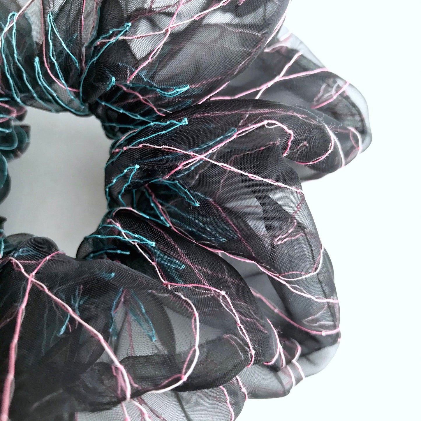 suimu(スイム)のベーシックタイプのオーガンジーにミシン刺繍した透明感と浮遊感のあるヘアアクセサリー シュシュ 夏