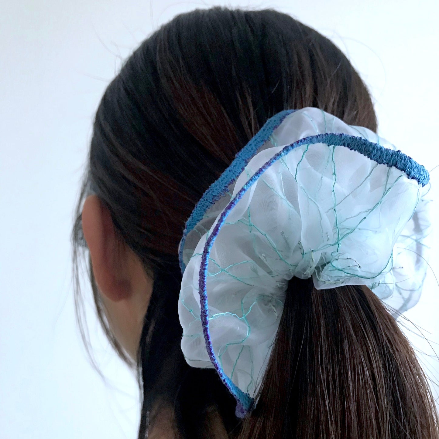 suimu(スイム)のオーガンジーにミシン刺繍した透明感と浮遊感のあるヘアアクセサリー シュシュ 夏 個性的 お洒落 オシャレ おしゃれ