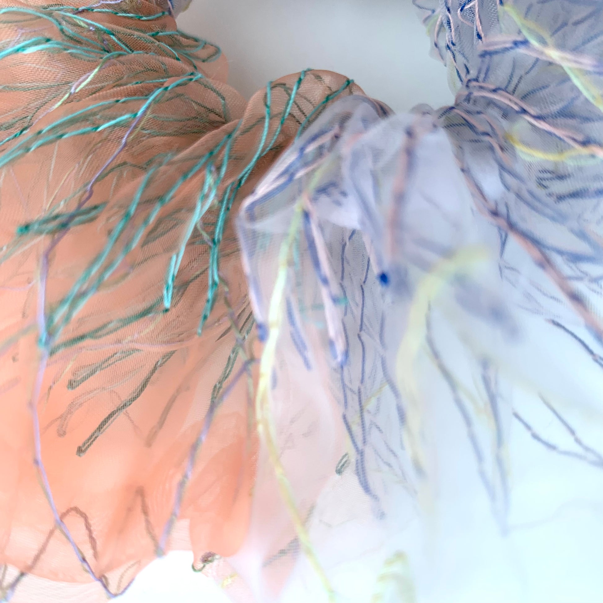 suimu(スイム)のボリューム感たっぷりのオーガンジーにミシン刺繍した透明感と浮遊感のあるヘアアクセサリー　人気のバイカラーシュシュ　夏