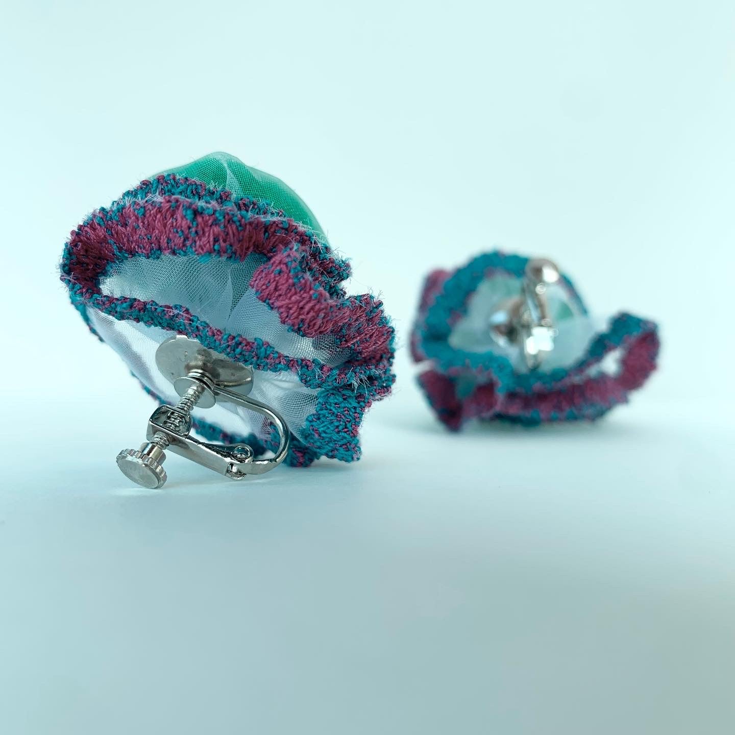 suimu(スイム)のオーガンジーにミシン刺繍した透明感と浮遊感のあるシュシュに羊毛を入れて色味とボリュームを出しています。　 個性的　お洒落　オシャレ　おしゃれ