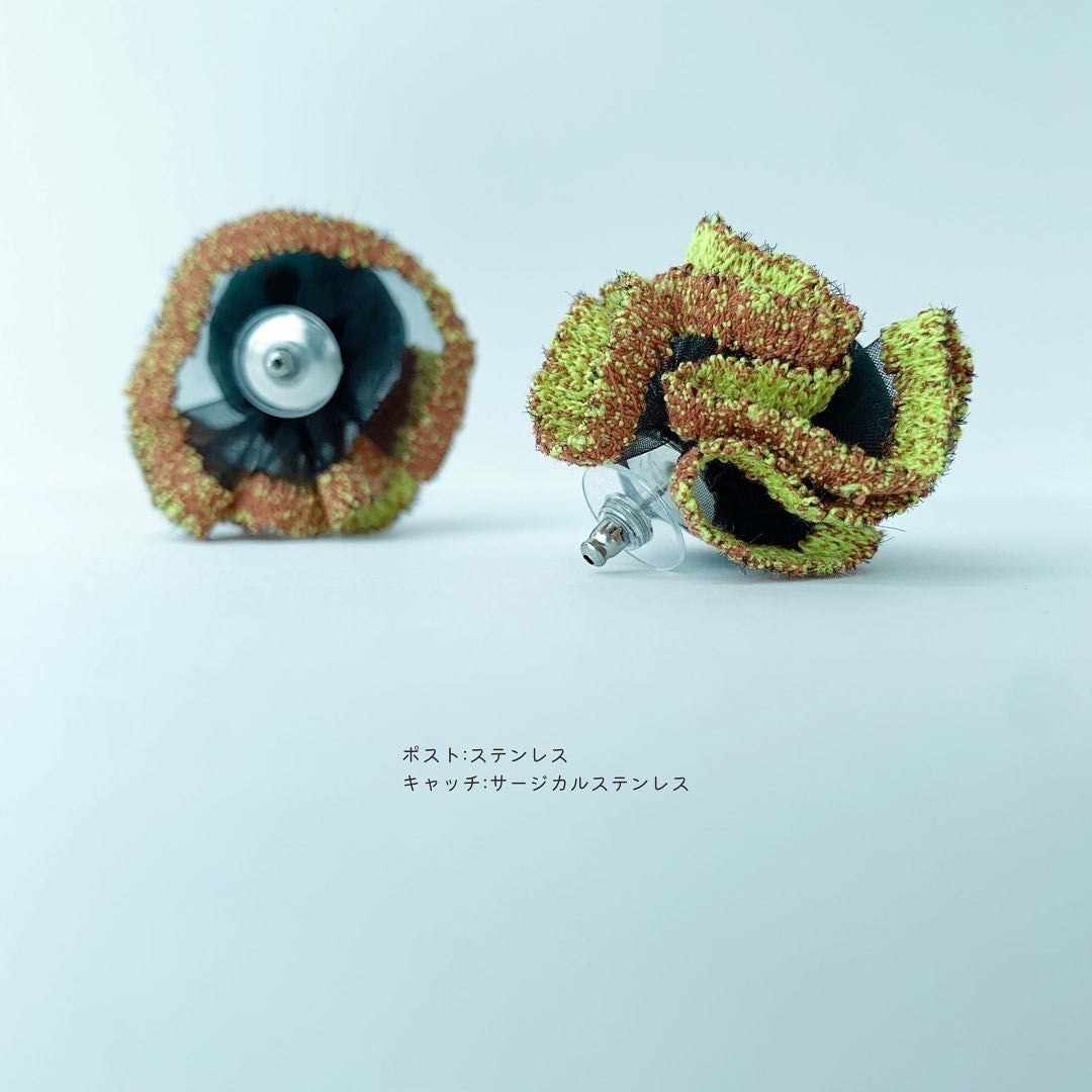 suimu(スイム)のオーガンジーにミシン刺繍した透明感と浮遊感のあるシュシュに羊毛を入れて色味とボリュームを出しています。　 個性的　お洒落　オシャレ　おしゃれ