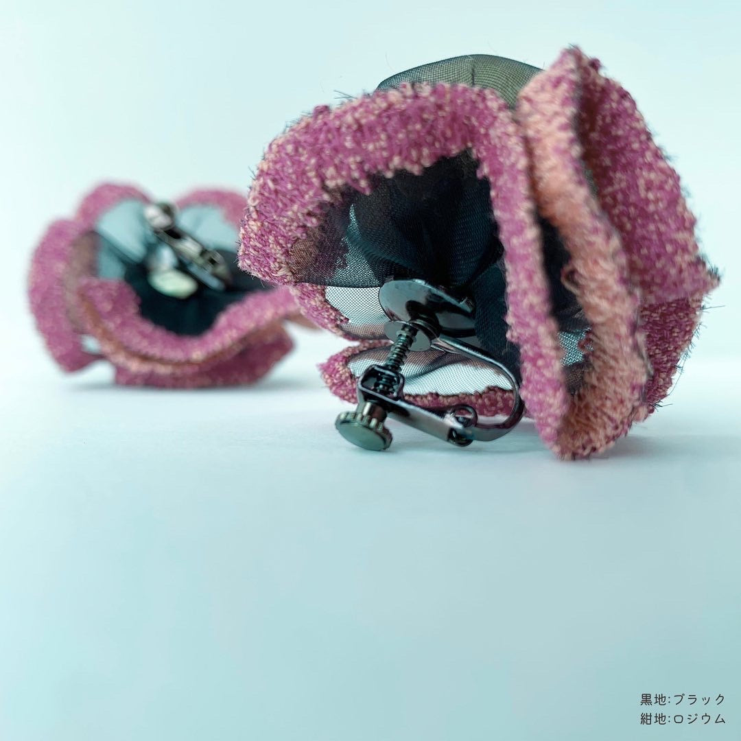 suimu(スイム)のオーガンジーにミシン刺繍した透明感と浮遊感のあるシュシュに羊毛を入れて色味とボリュームを出しています。　 個性的　お洒落　オシャレ　おしゃれ