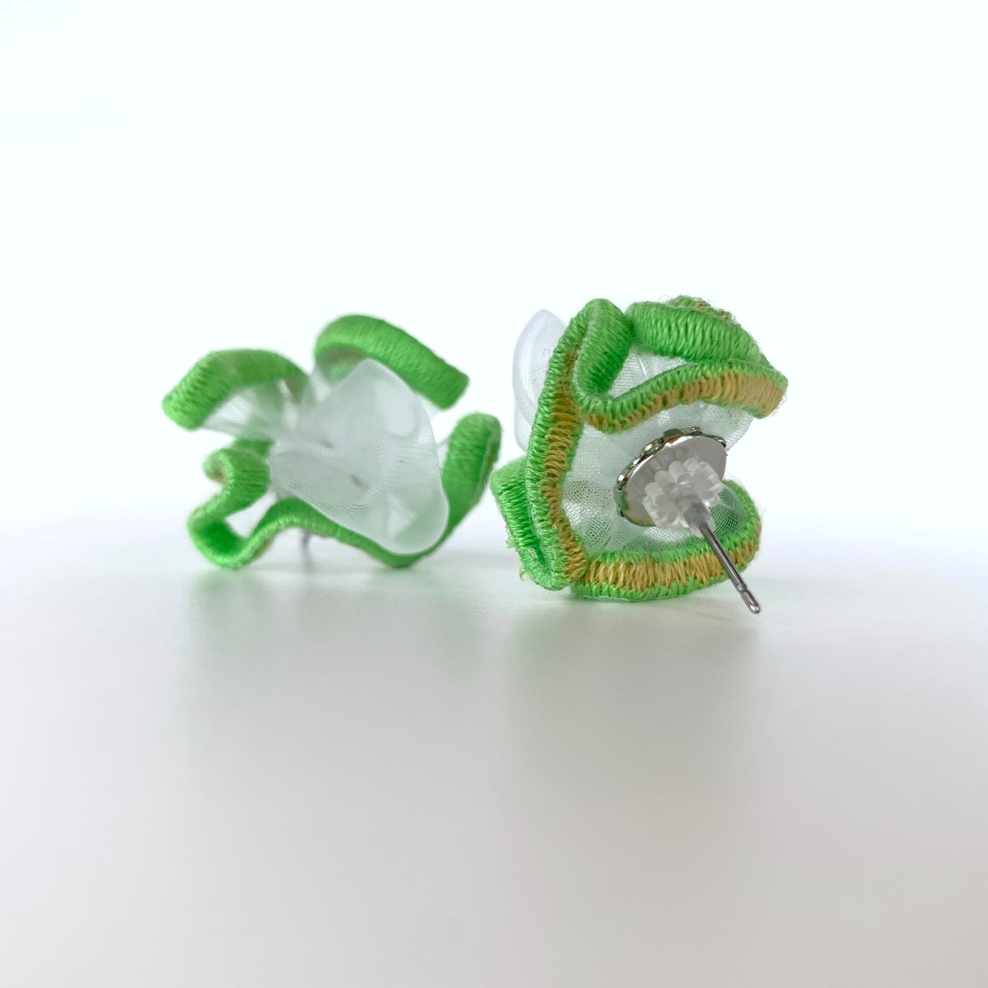suimu(スイム)のオーガンジーにミシン刺繍した透明感と浮遊感のあるアクセサリー　小さめピアス、イヤリング　 個性的　お洒落　オシャレ　おしゃれ