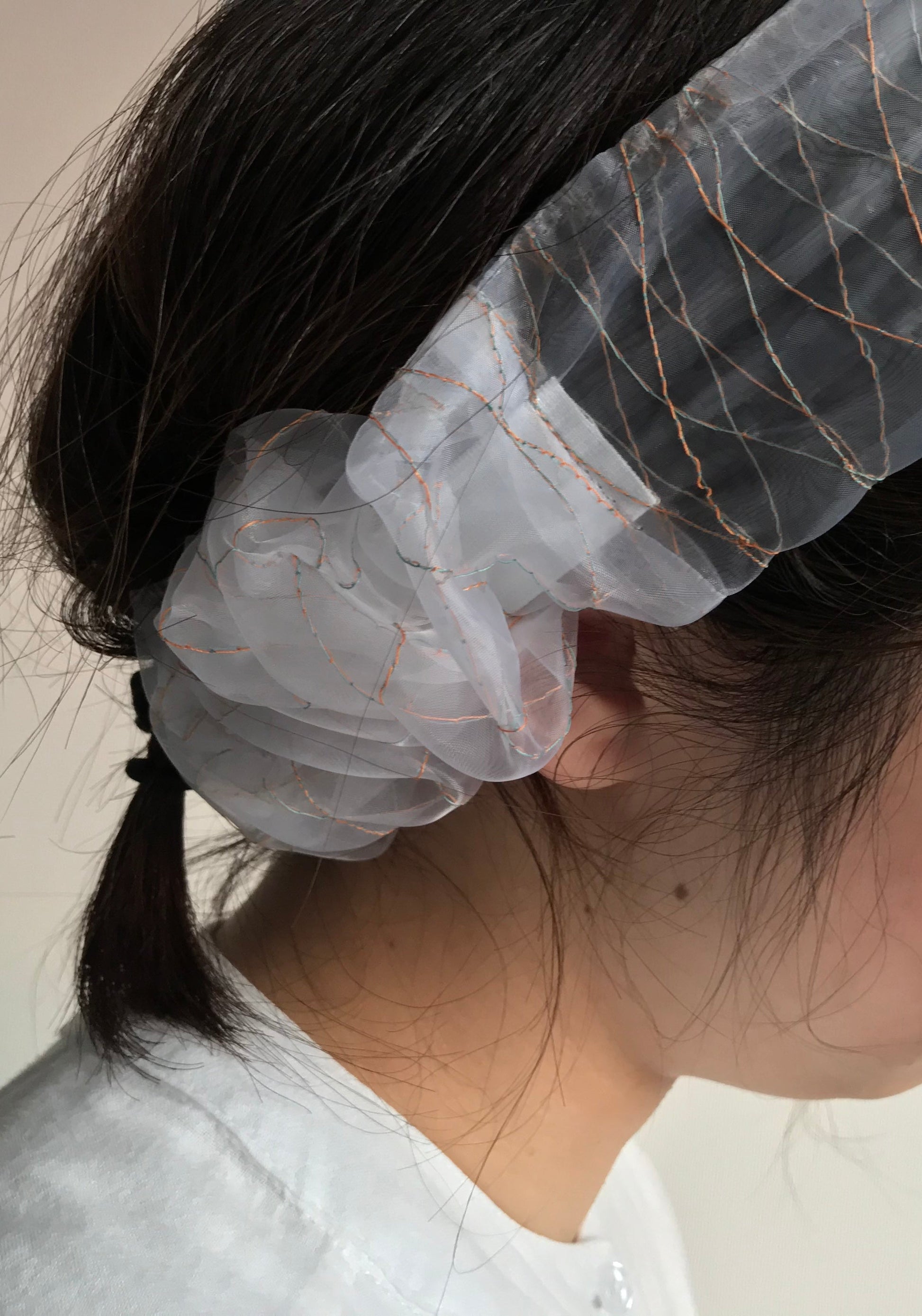 suimu(スイム)のオーガンジーにミシン刺繍した透明感と浮遊感のあるヘアアクセサリー　バックスタイルにボリュームをもってくるオリジナルヘアバンド　 個性的　お洒落　オシャレ　おしゃれ