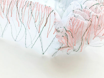 suimu(スイム)のオーガンジーにミシン刺繍した透明感と浮遊感のあるヘアアクセサリー　バックスタイルにボリュームをもってくるオリジナルヘアバンド　 糸４色使用の柄がポップなタイプ　個性的　お洒落　オシャレ　おしゃれ