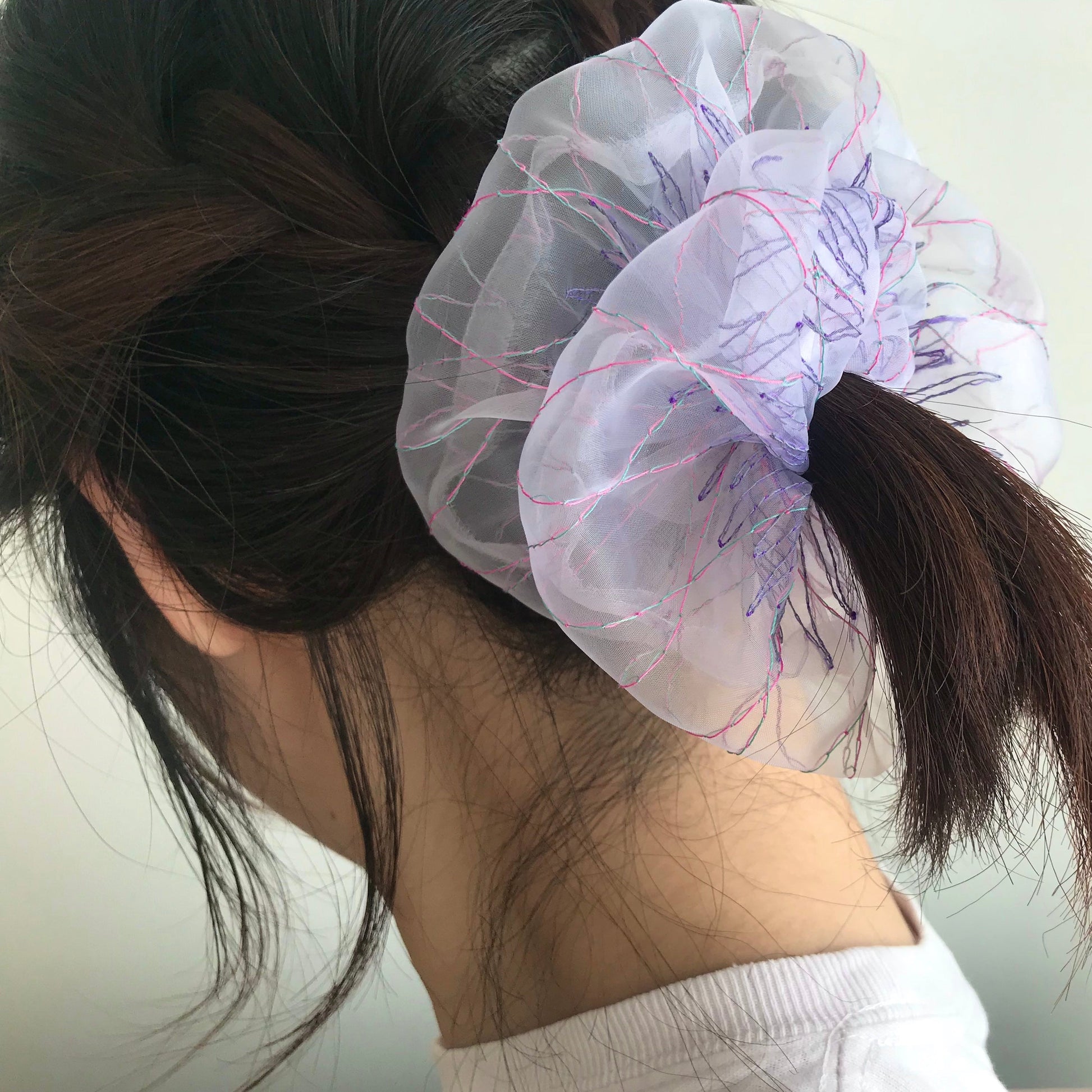 suimu(スイム)のベーシックタイプのオーガンジーにミシン刺繍した透明感と浮遊感のあるヘアアクセサリー　シュシュ　夏