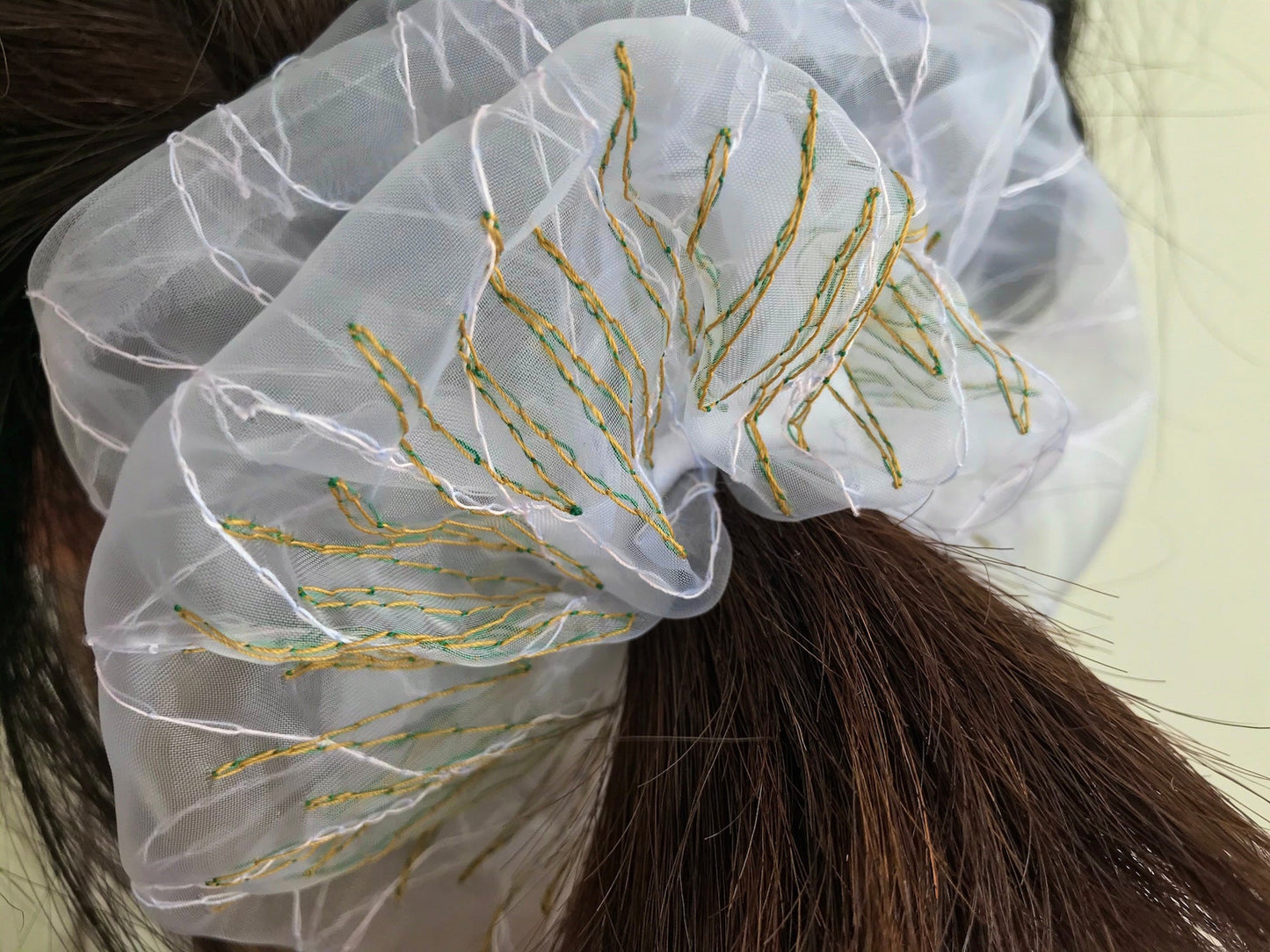 suimu(スイム)のベーシックタイプのオーガンジーにミシン刺繍した透明感と浮遊感のあるヘアアクセサリー　シュシュ　夏