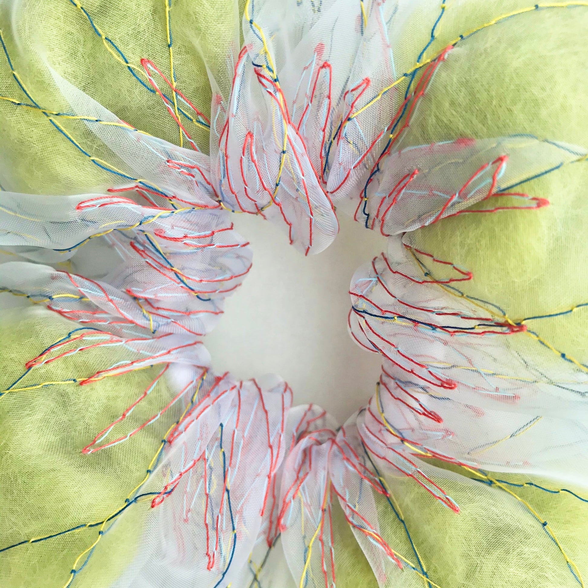 suimu(スイム)のオーガンジーにミシン刺繍した透明感と浮遊感のあるシュシュに羊毛を入れて色味とボリュームを出しています。　 個性的　お洒落　オシャレ　おしゃれ