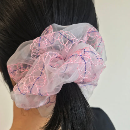 suimu(スイム)のオーガンジーにミシン刺繍した透明感と浮遊感のあるヘアアクセサリー　レース柄シュシュ　夏 お洒落　オシャレ　おしゃれ