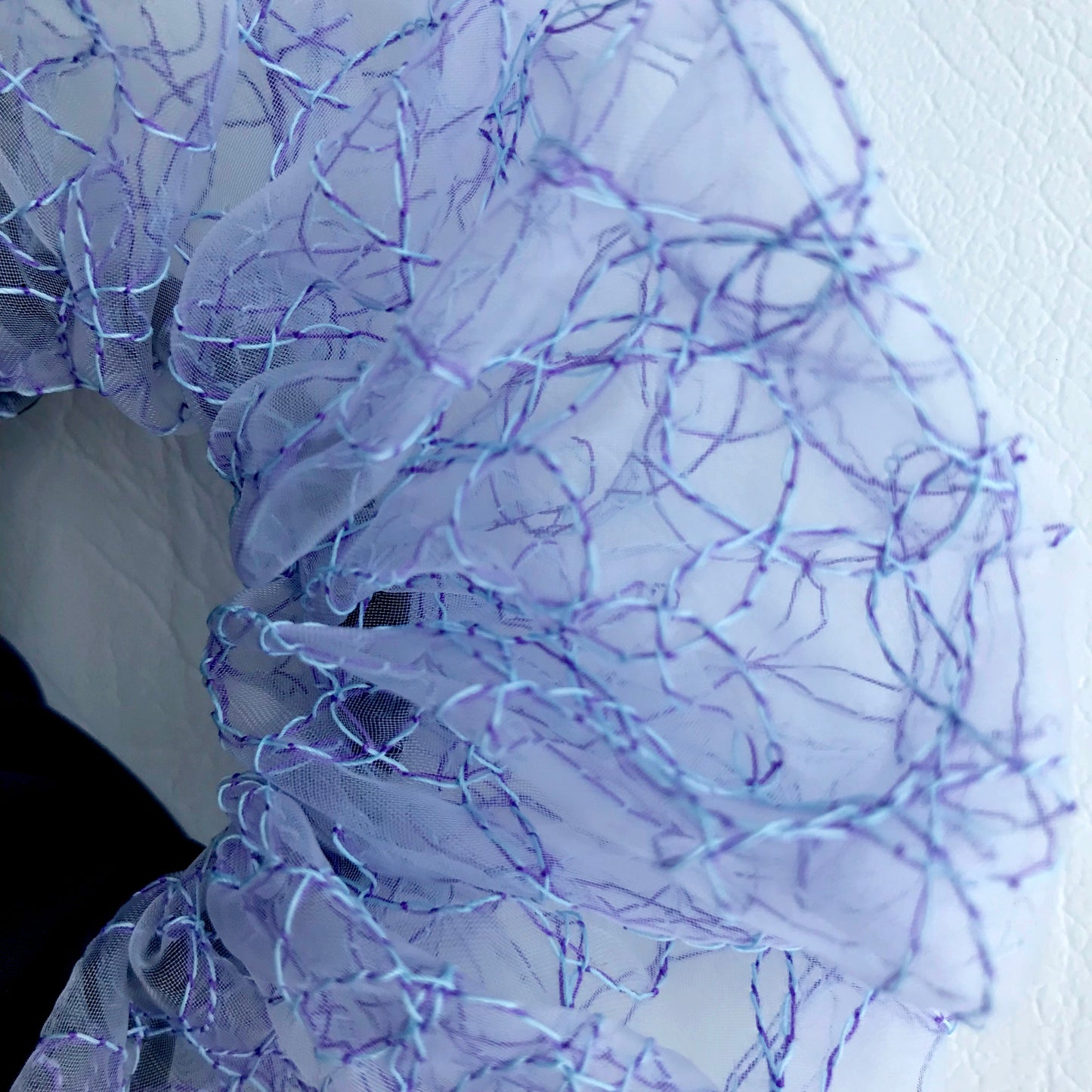suimu(スイム)のミシン刺繍したオーガンジーとシフォン生地とのバイカラーシュシュ。透明感と浮遊感のあるヘアアクセサリー　仕事用　ウエディング
