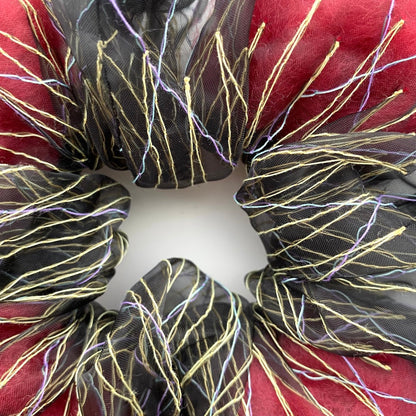 suimu(スイム)のオーガンジーにミシン刺繍した透明感と浮遊感のあるシュシュに羊毛を入れて色味とボリュームを出しています。　 個性的　お洒落　オシャレ　おしゃれ